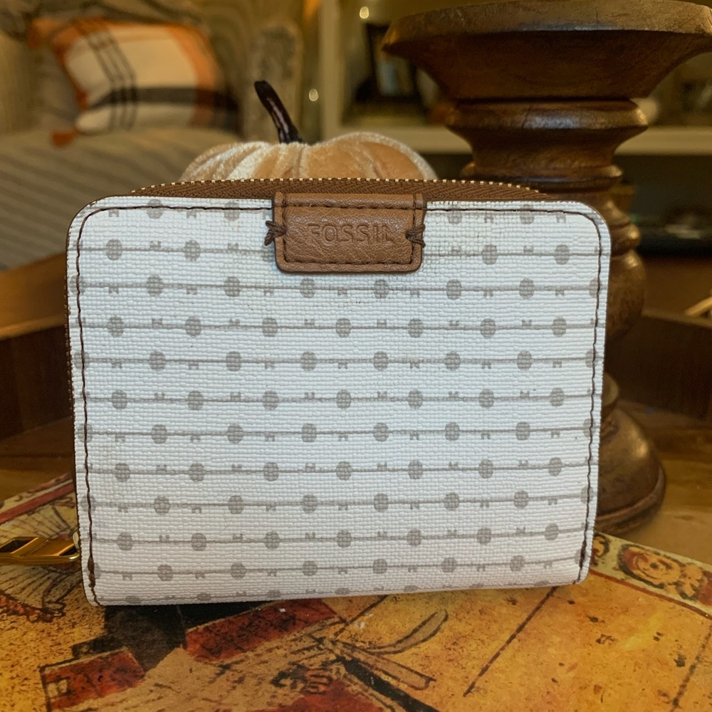 Small charming Fossil wallet. Good condition. Perfect for smaller bags.